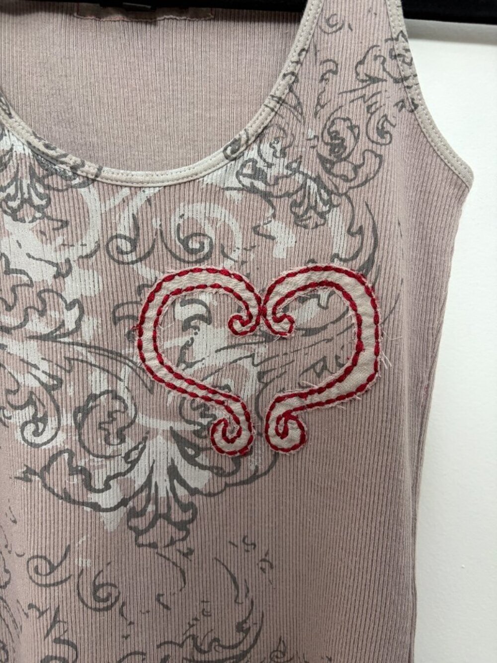 2000s Embroidered Ribbed Graphic Tank - Picture 3 of 6